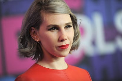 A punto de empezar la nueva temporada de la serie 'Girls', ya se han lanzado algunos avances como un pster en el que aparece Zosia Mamet con un nuevo cambio de 'look': el pelo blanco.