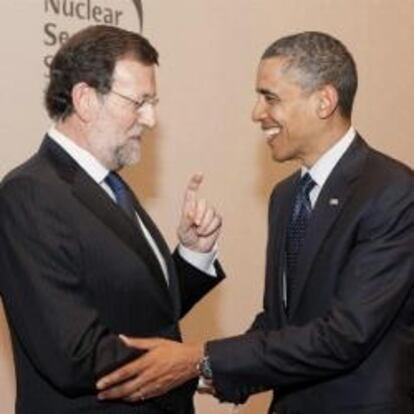 Saludo entre el presidente del Ejecutivo español, Mariano Rajoy, y el mandatario estadounidense, Barack Obama, en Seúl, donde participan en la II Cumbre de Seguridad Nuclear, 27 de marzo de 2012.