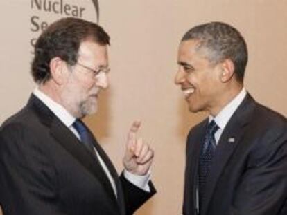 Saludo entre el presidente del Ejecutivo español, Mariano Rajoy, y el mandatario estadounidense, Barack Obama, en Seúl, donde participan en la II Cumbre de Seguridad Nuclear, 27 de marzo de 2012.
