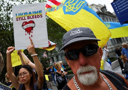 Varias personas protestan en el exterior de la Casa Blanca en Washington, este lunes