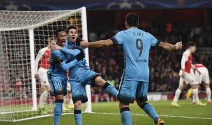 Messi celebra con sus compañeros Neymar y Luis Suárez el gol.