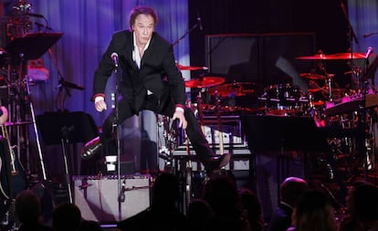 El músico Ray Davies durante una actuación en los Grammy de 2012