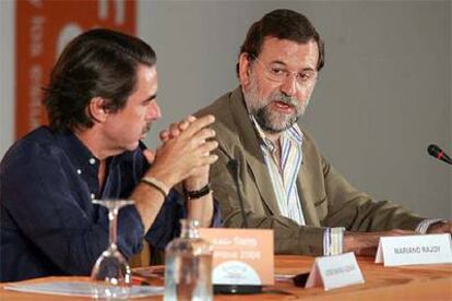 José María Aznar y Mariano Rajoy, durante la clausura del curso de verano de FAES en Navacerrada.