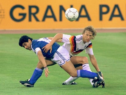 Diego Maradona (a la izquierda) y Guido Buchwald, en la final del Campeonato del Mundo de Fútbol de Italia 1990, disputada en Roma.
