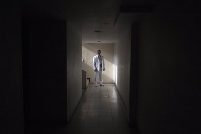 Un hombre miembro de la Luz del Mundo posa para un retrato en el interior de una de las viviendas dentro del complejo habitacional provisto por la Hermosa Provincia, la colonia sede a la comunidad religiosa.