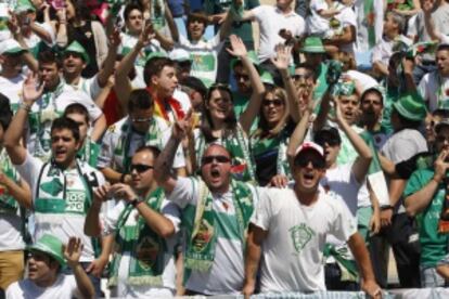 Aficionados del Elche siguen el encuentro en Almería desde las gradas.