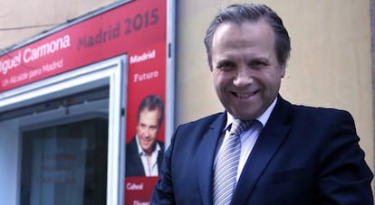 Antonio Miguel Carmona, ayer, junto a la sede de su candidatura al Ayuntamiento de Madrid.