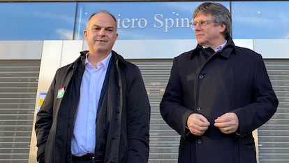 El secretario de Organización del PSOE, Santos Cerdán, y el 'expresident' Carles Puigdemont, en Bruselas el día 3 tras reunirse para negociar la investidura de Pedro Sánchez.