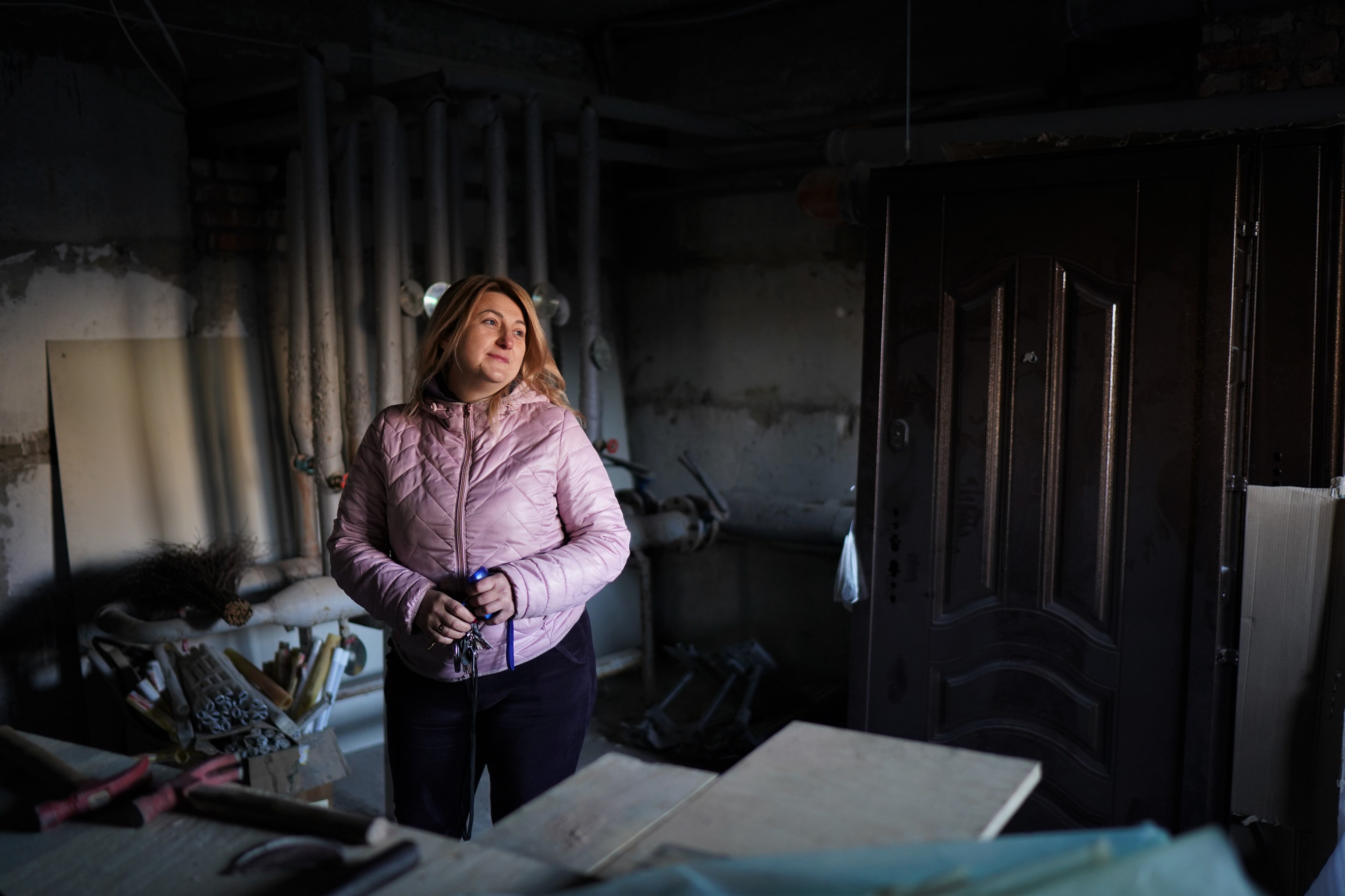 Valentina Bratkevich, vecina y administradora de la comunidad que está adaptando un sótano para el invierno en Irpin. 