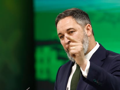 El líder de Vox, Santiago Abascal, durante la rueda de prensa ofrecida este lunes en la sede de su partido.