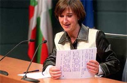 Idoia Zenarruzabeitia, vicepresidenta del Gobierno vasco, en la rueda de prensa celebrada en Vitoria.