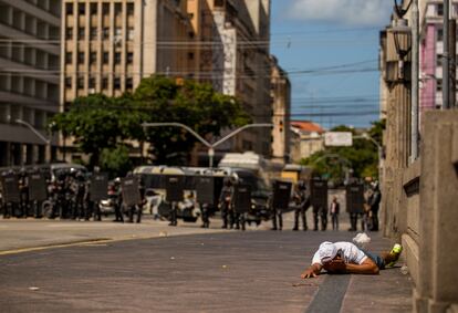 Homem ferido durante protesto anti-Bolsonaro reprimido por policiais no Recife, em 29 de maio.