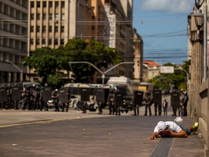 Homem ferido durante protesto anti-Bolsonaro reprimido por policiais no Recife, em 29 de maio.