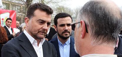 El candidato de IU Antonio Maíllo, y Alberto Garzón, en Linares.