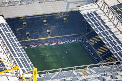 Vista aérea del Dortmund-Bayern disputado este martes a puerta cerrada en el Westfalenstadion.