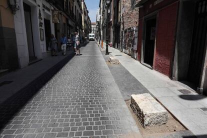 En la calle de San Marcos, ya terminada, unas piedras impiden aparcar.