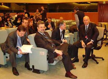 José María Iruarrizaga, diputado de Hacienda de Vizcaya (primero a la derecha), conversaba con su colega alavés, José Luis Cimiano, antes de la vista de anteayer en el Tribunal de Luxemburgo.