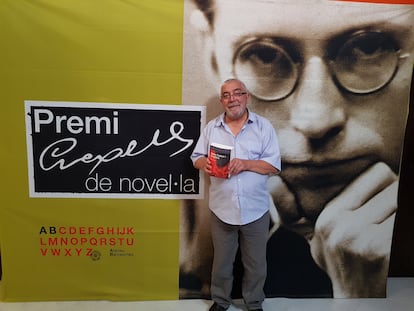 Àlvar Valls, sosteniendo su novela con la que ha ganado el 50º premio Crexells.