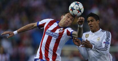 Varane y Mandzukic pugnan por el balón