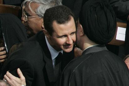 El presidente de Irán, Mohamed Jatamí, abraza al sirio Bashar el Asad.