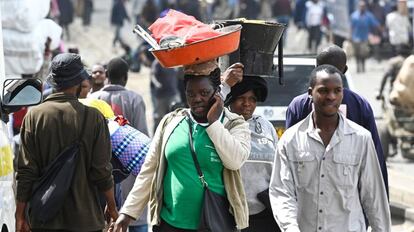 Peatones caminan por el mercado de Muthurwa, en la capital keniana de Nairobi.