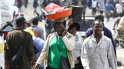 Peatones caminan por el mercado de Muthurwa, en la capital keniana de Nairobi. 