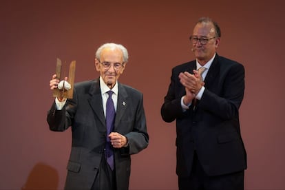 Pere Lluís Font recibe el Premi d'Honor de les Lletres Catalanes.