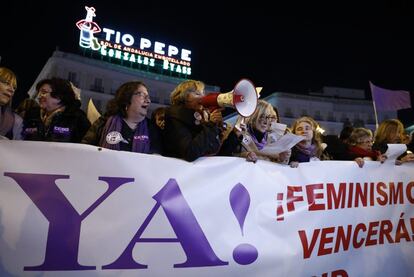 Mujeres activistas durante la protesta feminista en la Puerta de Sol, en Madrid. 