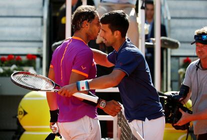 Djokovic (derecha) felicita a Nadal.