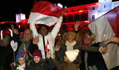 Ciudadanos de Mónaco celebran el nacimiento de los nuevos príncipes.