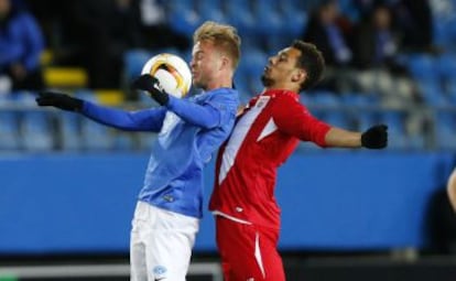 Svendsen controla el balón ante Kolo.