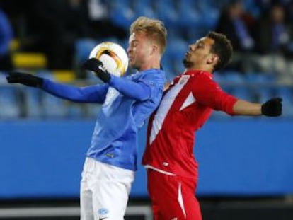 Svendsen controla el balón ante Kolo.