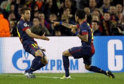 Alves y Alba festejan el cuarto gol.
