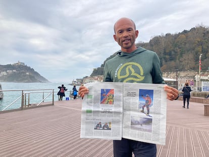Kazuya Hiraide, en San Sebastián, muestra un ejemplar de El País con su entrevista, el pasado mes de diciembre.