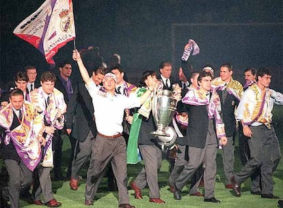 Al día siguiente de proclamarse campeón, los jugadores del Real Madrid pasean la Copa ante los miles de seguidores que se congregaron en el estadio Santiago Bernabéu. El trofeo ya es de todos.