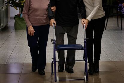 Dos mujeres acompañan a un hombre en situación de dependencia, en una foto de 2019.