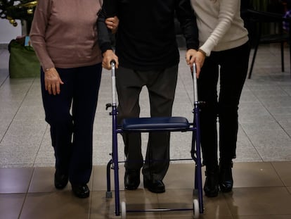 Dos mujeres acompañan a un hombre en situación de dependencia, en una foto de 2019.