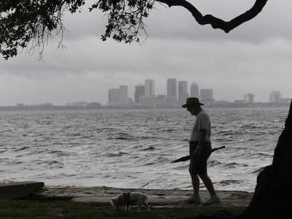 Un hombre en Florida durante la tormenta Isaac en agosto de 2012.
