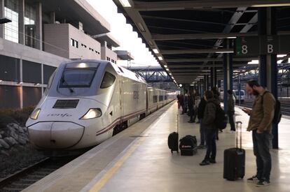 Pasajeros este lunes por la mañana en la estación de Camp de Tarragona.