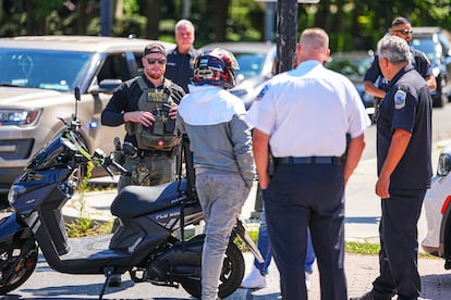Agentes del Departamento de Seguridad Nacional interrogan a un repartidor de comida en Washington DC