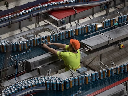 En la imagen, una zona de la planta para envasado de la bebida energética Monster en lata, en la fábrica de Coca-Cola en Martorelles, Barcelona.