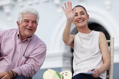 José Ramiro López Obrador con Claudia Sheinbaum en Tabasco, en diciembre de 2022.