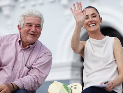 José Ramiro López Obrador con Claudia Sheinbaum en Tabasco, en diciembre de 2022.