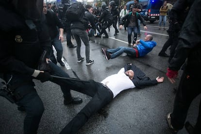 Antidisturbios en las inmediaciones del colegio Ramon Llull en la ma&ntilde;ana del 1-O. 