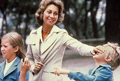 Palma de Mallorca está ligada a recuerdos de vacaciones de la familia real. En la imagen, la todavía princesa Sofía, con sus hijos los infantes Felipe y Elena, en 1975, en los jardines del palacio de Marivent.