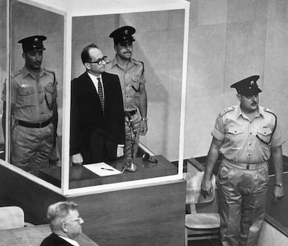 Adolf Eichmann, en su jaula de cristal a prueba de balas, durante el juicio en Israel que le condenó a pena de muerte por organizar el Holocausto.