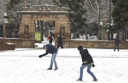 Varios niños juegan con la nieve caída en el centro de la capital soriana, el 18 de enero de 2015.