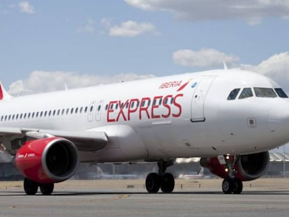 Airbus A320 de Iberia Express, en el aeropuerto de Adolfo Su&aacute;rez Madrid-Barajas.