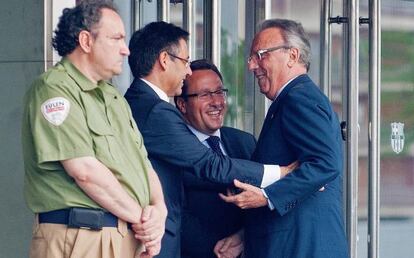 Bartomeu saluda a Gaspart en el Camp Nou.