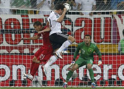 Gomez marca de cabeza el gol alemán.